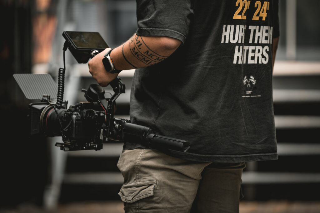 Kamera-Rig mit Gimbal und Monitor am Set